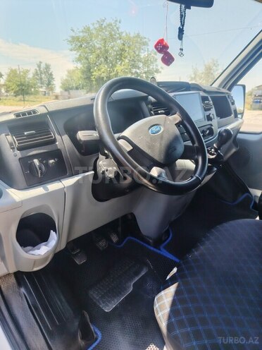 Ford Transit-10