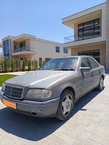 Mercedes E 200-1