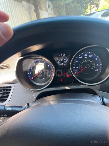Hyundai Elantra-11