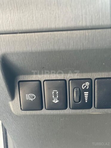 Toyota Prius V-9