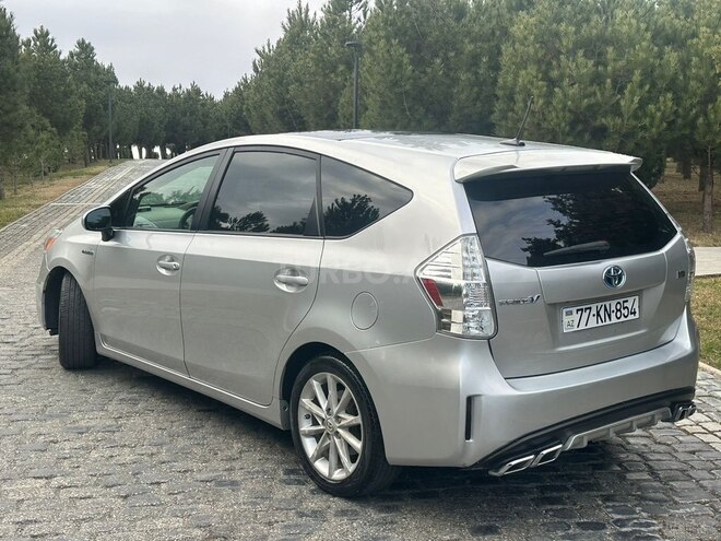 Toyota Prius V-2