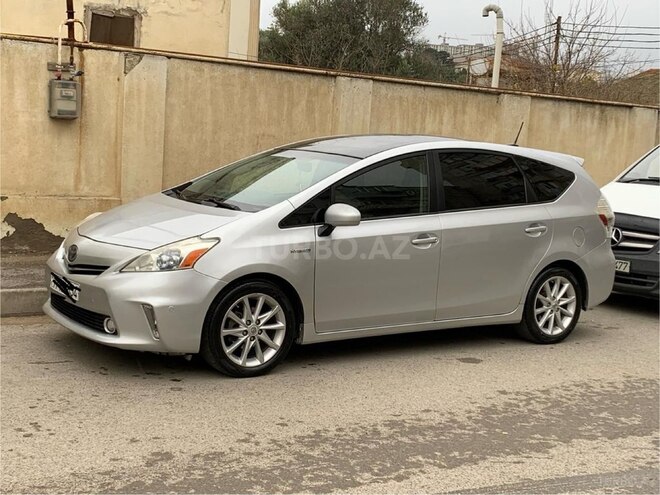 Toyota Prius V-11