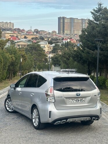 Toyota Prius V-7