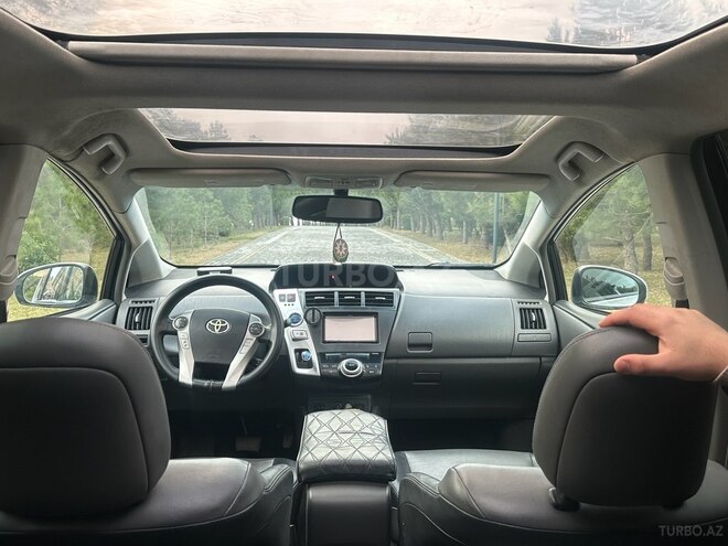 Toyota Prius V-6