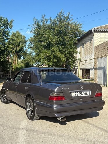 Mercedes 220 E-5