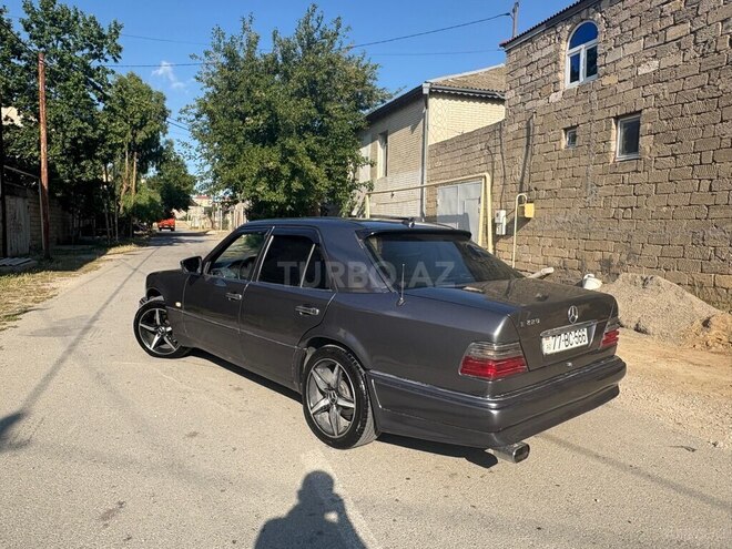 Mercedes 220 E-6