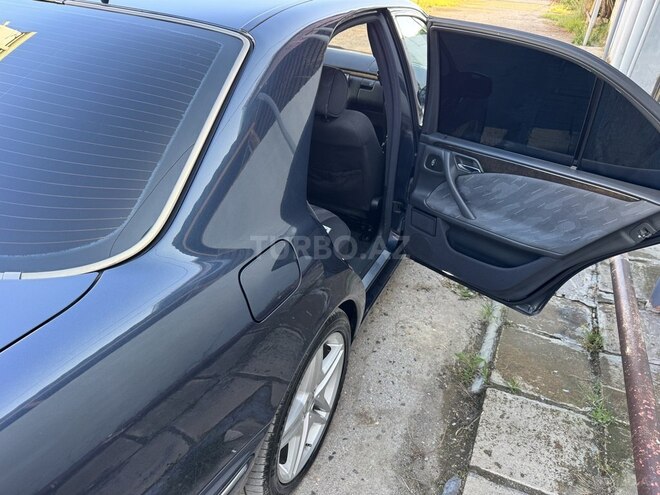 Mercedes E 240-11