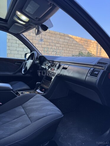 Mercedes E 240-13