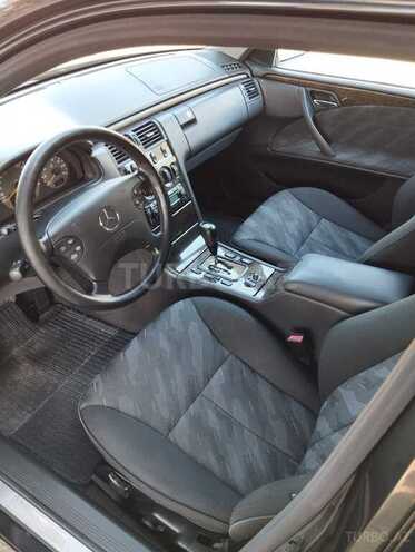Mercedes E 200-11