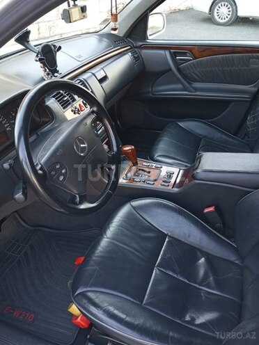 Mercedes E 270-4