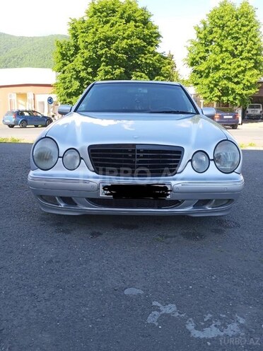 Mercedes E 270-1