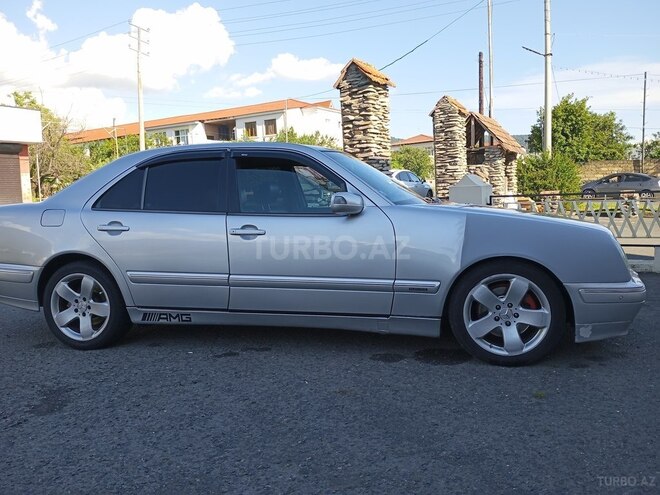 Mercedes E 270-8