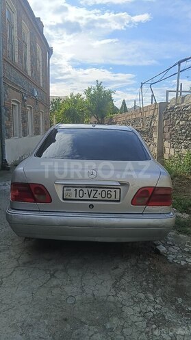 Mercedes E 290-2