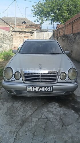 Mercedes E 290-1