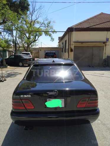 Mercedes E 200-11