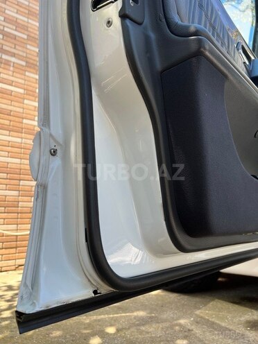 Mercedes E 320-13