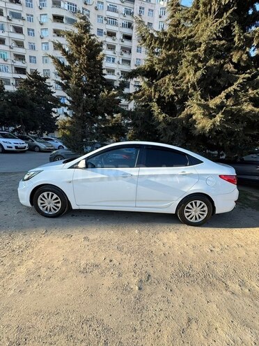 Hyundai Accent-4