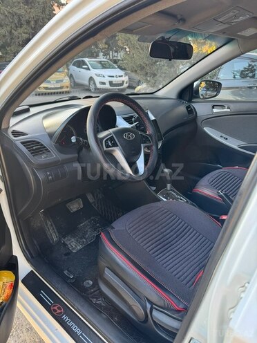 Hyundai Accent-12
