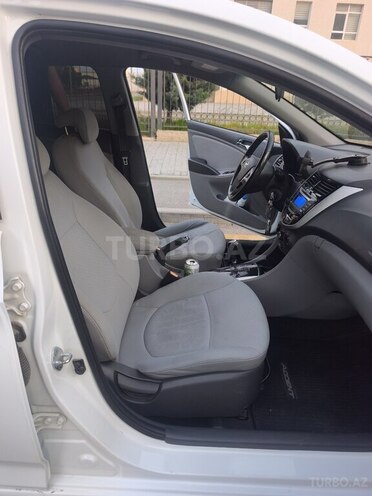 Hyundai Accent-7