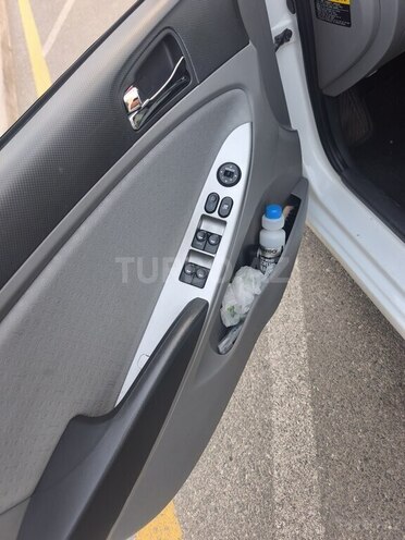 Hyundai Accent-5