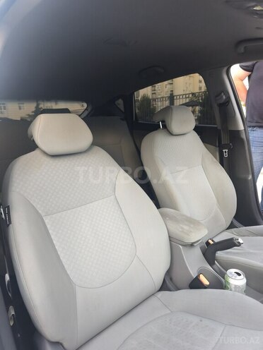 Hyundai Accent-6