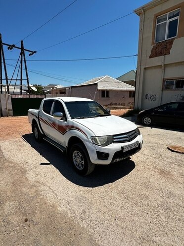 Mitsubishi L200-10