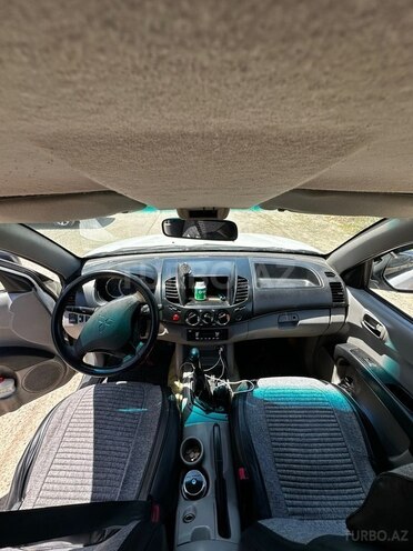 Mitsubishi L200-16