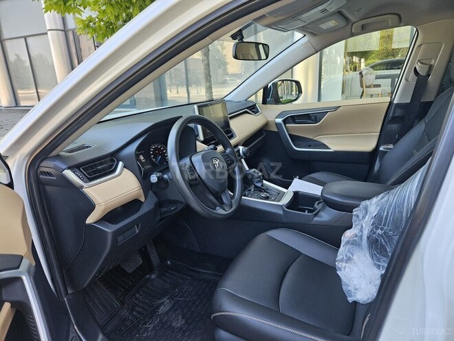 Toyota RAV4-16