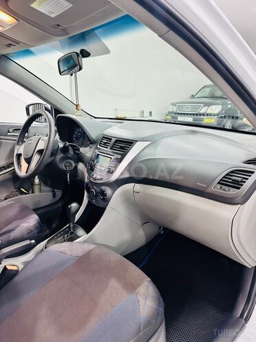 Hyundai Accent-7