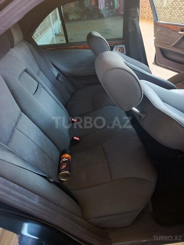 Mercedes E 240-11