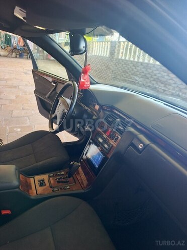 Mercedes E 240-8