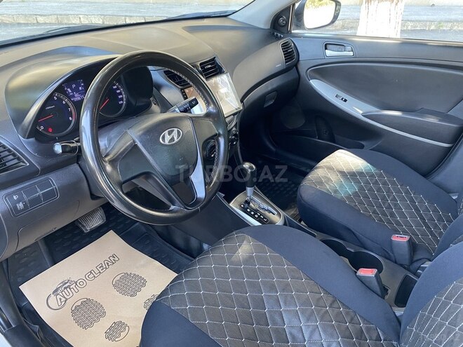 Hyundai Accent-12