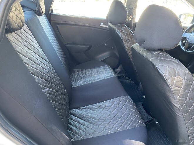 Hyundai Accent-14