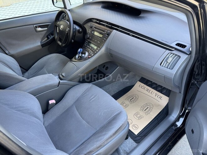 Toyota Prius-12