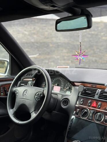 Mercedes E 240-5