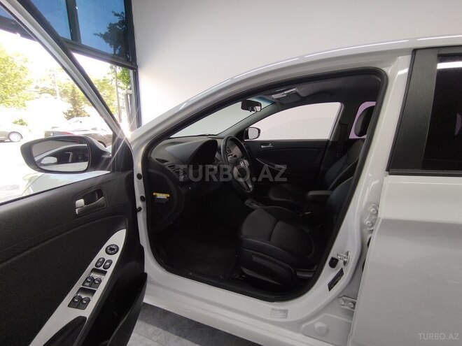 Hyundai Accent-7