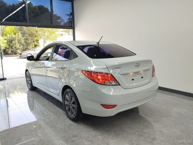 Hyundai Accent-4