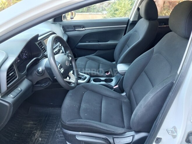 Hyundai Elantra-13