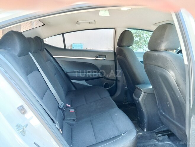 Hyundai Elantra-10