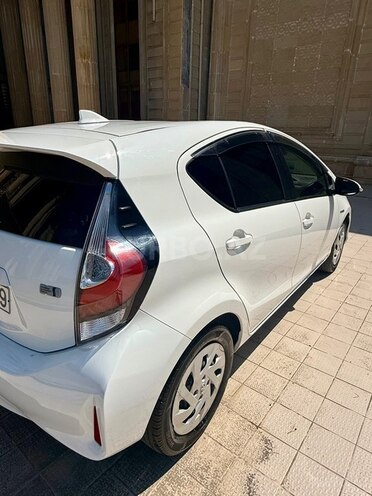 Toyota Aqua-5