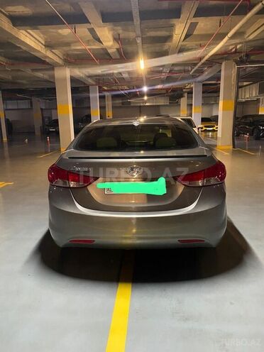 Hyundai Elantra-8