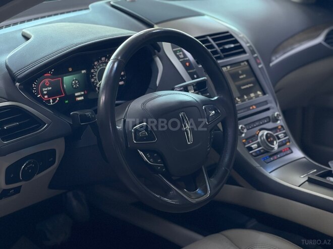 Lincoln MKZ-9