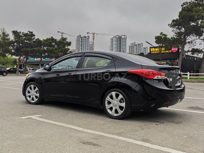 Hyundai Elantra-4