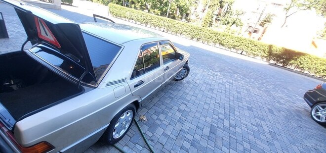 Mercedes 190-16