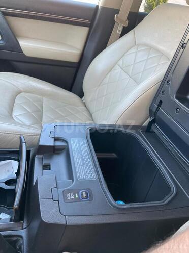Toyota Land Cruiser-9