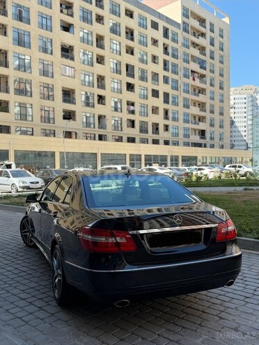 Mercedes E 250-11
