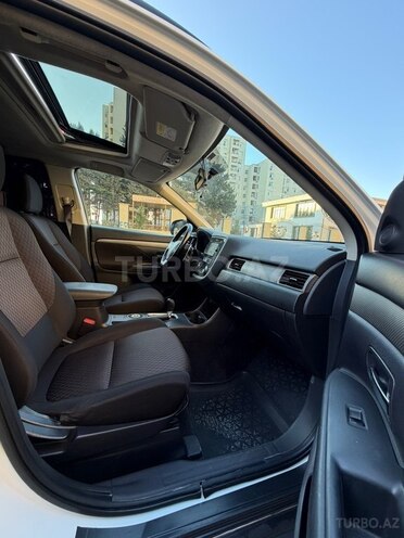 Mitsubishi Outlander-13