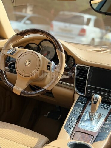 Porsche Panamera 4S-8