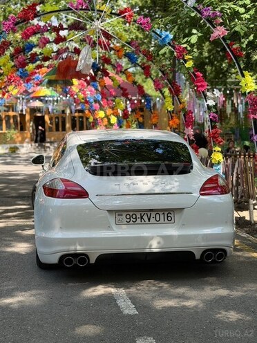 Porsche Panamera 4S-3