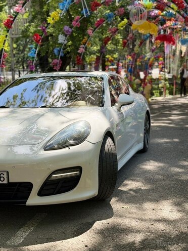 Porsche Panamera 4S-2